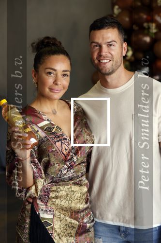 Amsterdam 14 september 2020
Presentatie frisdrank en reep van Faya Lourens die bij alle jumbo supermarkten verkocht gaat worden .
Faya met haar vriend Daan v Dijk