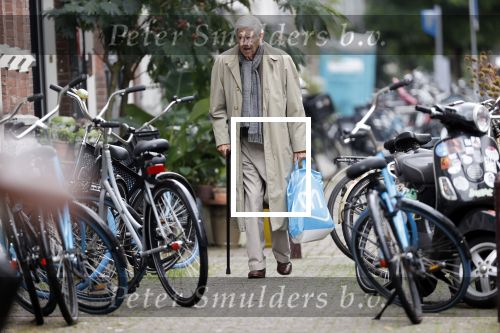 Amsterdam 27 augustus 2020
Frits Bolkestein met wandelstok op straat in het centrum van Amsterdam.