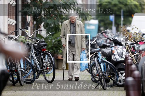 Amsterdam 27 augustus 2020
Frits Bolkestein met wandelstok op straat in het centrum van Amsterdam.