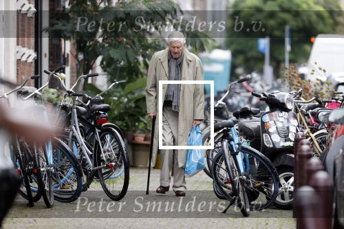Amsterdam 27 augustus 2020
Frits Bolkestein met wandelstok op straat in het centrum van Amsterdam.