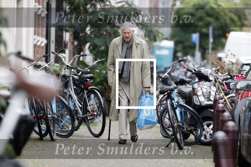 Amsterdam 27 augustus 2020
Frits Bolkestein met wandelstok op straat in het centrum van Amsterdam.
