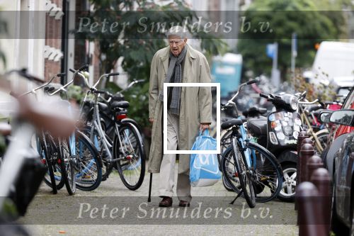 Amsterdam 27 augustus 2020
Frits Bolkestein met wandelstok op straat in het centrum van Amsterdam.