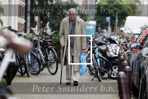Amsterdam 27 augustus 2020
Frits Bolkestein met wandelstok op straat in het centrum van Amsterdam.
