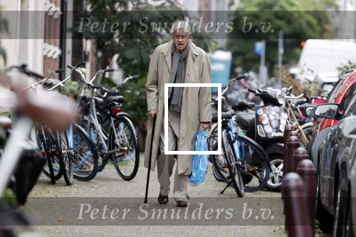 Amsterdam 27 augustus 2020
Frits Bolkestein met wandelstok op straat in het centrum van Amsterdam.