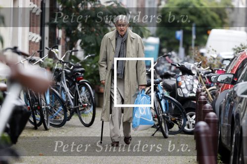 Amsterdam 27 augustus 2020
Frits Bolkestein met wandelstok op straat in het centrum van Amsterdam.