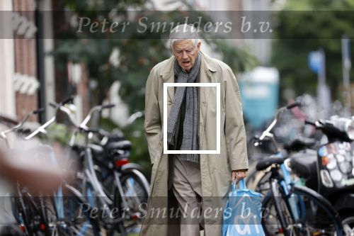 Amsterdam 27 augustus 2020
Frits Bolkestein met wandelstok op straat in het centrum van Amsterdam.