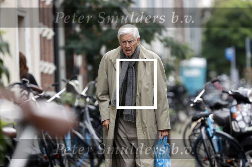 Amsterdam 27 augustus 2020
Frits Bolkestein met wandelstok op straat in het centrum van Amsterdam.