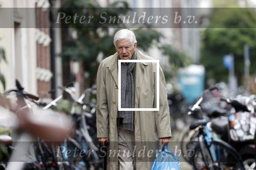 Amsterdam 27 augustus 2020
Frits Bolkestein met wandelstok op straat in het centrum van Amsterdam.