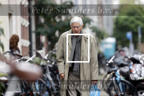 Amsterdam 27 augustus 2020
Frits Bolkestein met wandelstok op straat in het centrum van Amsterdam.