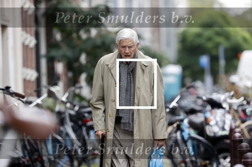 Amsterdam 27 augustus 2020
Frits Bolkestein met wandelstok op straat in het centrum van Amsterdam.