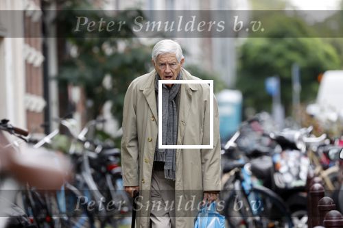Amsterdam 27 augustus 2020
Frits Bolkestein met wandelstok op straat in het centrum van Amsterdam.