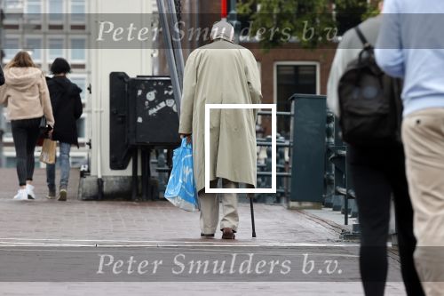Amsterdam 27 augustus 2020
Frits Bolkestein met wandelstok op straat in het centrum van Amsterdam.