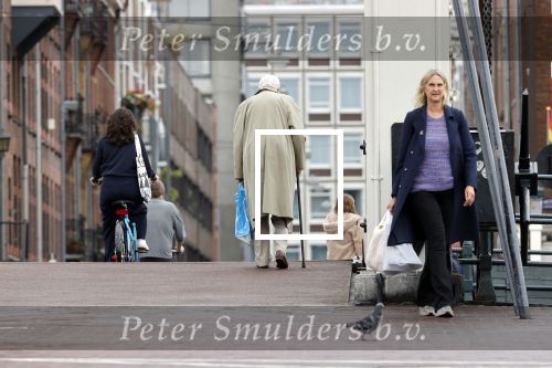 Amsterdam 27 augustus 2020
Frits Bolkestein met wandelstok op straat in het centrum van Amsterdam.
