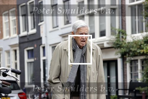 Amsterdam 27 augustus 2020
Frits Bolkestein met wandelstok op straat in het centrum van Amsterdam.