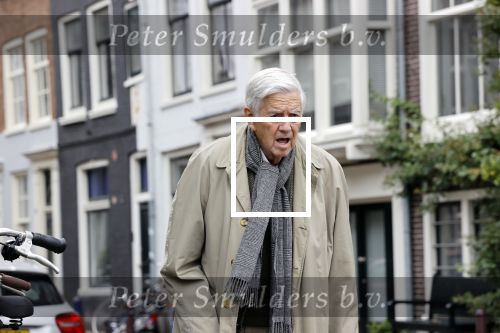 Amsterdam 27 augustus 2020
Frits Bolkestein met wandelstok op straat in het centrum van Amsterdam.