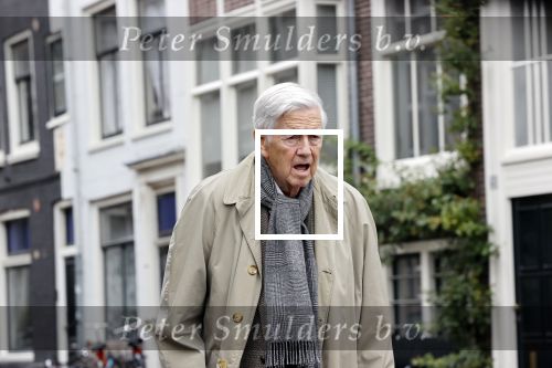Amsterdam 27 augustus 2020
Frits Bolkestein met wandelstok op straat in het centrum van Amsterdam.