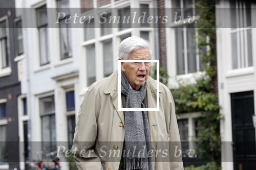 Amsterdam 27 augustus 2020
Frits Bolkestein met wandelstok op straat in het centrum van Amsterdam.