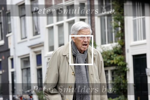 Amsterdam 27 augustus 2020
Frits Bolkestein met wandelstok op straat in het centrum van Amsterdam.