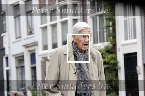 Amsterdam 27 augustus 2020
Frits Bolkestein met wandelstok op straat in het centrum van Amsterdam.