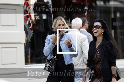 Amsterdam 16 september 2020
Gaby Blaaser met Graziella Ferraro op de pc hooftstraat