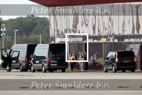 Schiphol Oost 17 september 2020
Gigi Ravelli en haar kind vliegen vanaf schiphol oost met een prive vliegtuig naar een buitenlandse bestemming. Ook vriendinnen en hun kinderen vliegen mee.