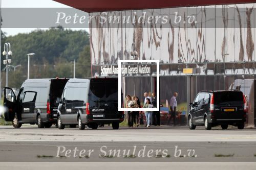 Schiphol Oost 17 september 2020
Gigi Ravelli en haar kind vliegen vanaf schiphol oost met een prive vliegtuig naar een buitenlandse bestemming. Ook vriendinnen en hun kinderen vliegen mee.