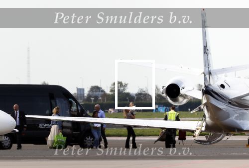 Schiphol Oost 17 september 2020
Gigi Ravelli en haar kind vliegen vanaf schiphol oost met een prive vliegtuig naar een buitenlandse bestemming. Ook vriendinnen en hun kinderen vliegen mee.