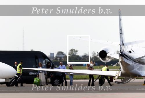 Schiphol Oost 17 september 2020
Gigi Ravelli en haar kind vliegen vanaf schiphol oost met een prive vliegtuig naar een buitenlandse bestemming. Ook vriendinnen en hun kinderen vliegen mee.