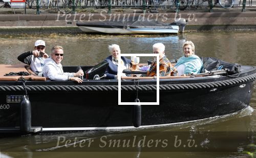 Amsterdam 17 september 2020
Ton en Hannie Veerkamp met hun zoon en vrienden aan het varen in de grachten van Amsterdam. Ze hebben een Maxima sloep