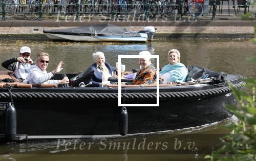 Amsterdam 17 september 2020
Ton en Hannie Veerkamp met hun zoon en vrienden aan het varen in de grachten van Amsterdam. Ze hebben een Maxima sloep