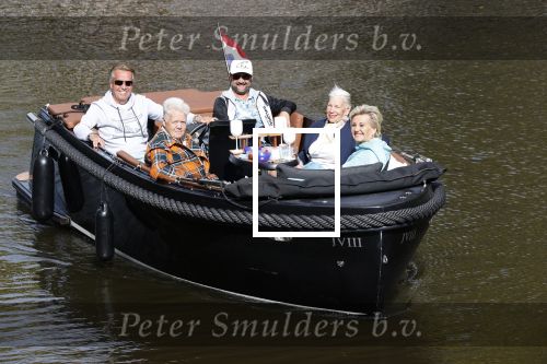 Amsterdam 17 september 2020
Ton en Hannie Veerkamp met hun zoon en vrienden aan het varen in de grachten van Amsterdam. Ze hebben een Maxima sloep