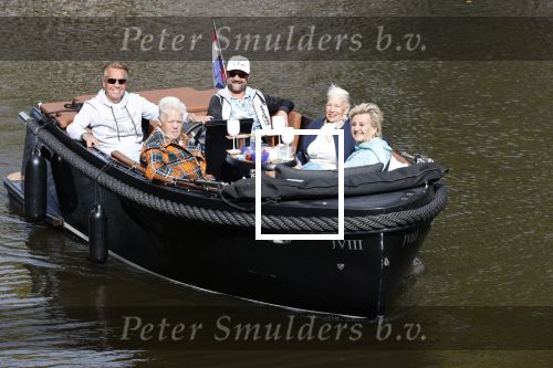 Amsterdam 17 september 2020
Ton en Hannie Veerkamp met hun zoon en vrienden aan het varen in de grachten van Amsterdam. Ze hebben een Maxima sloep
