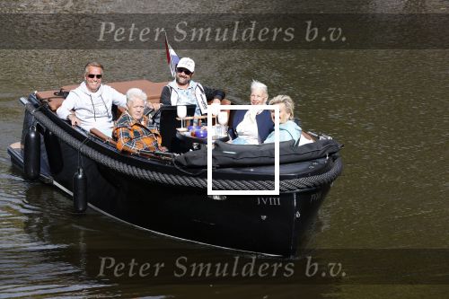 Amsterdam 17 september 2020
Ton en Hannie Veerkamp met hun zoon en vrienden aan het varen in de grachten van Amsterdam. Ze hebben een Maxima sloep
