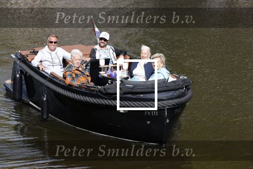 Amsterdam 17 september 2020
Ton en Hannie Veerkamp met hun zoon en vrienden aan het varen in de grachten van Amsterdam. Ze hebben een Maxima sloep