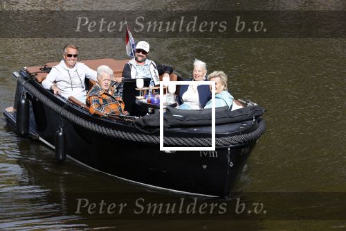 Amsterdam 17 september 2020
Ton en Hannie Veerkamp met hun zoon en vrienden aan het varen in de grachten van Amsterdam. Ze hebben een Maxima sloep