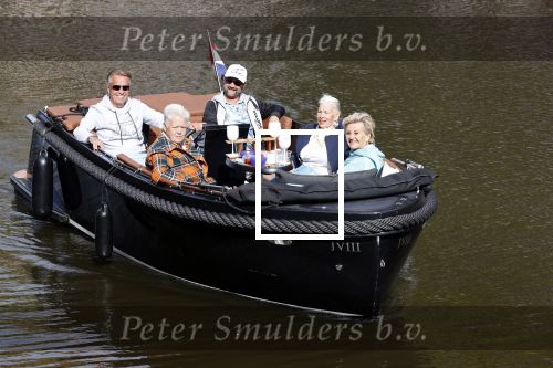 Amsterdam 17 september 2020
Ton en Hannie Veerkamp met hun zoon en vrienden aan het varen in de grachten van Amsterdam. Ze hebben een Maxima sloep