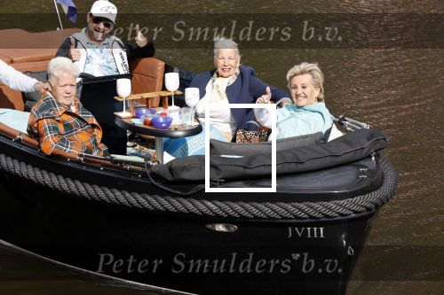 Amsterdam 17 september 2020
Ton en Hannie Veerkamp met hun zoon en vrienden aan het varen in de grachten van Amsterdam. Ze hebben een Maxima sloep