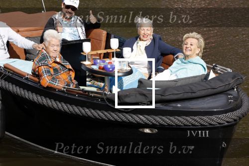 Amsterdam 17 september 2020
Ton en Hannie Veerkamp met hun zoon en vrienden aan het varen in de grachten van Amsterdam. Ze hebben een Maxima sloep