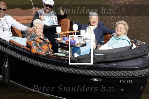 Amsterdam 17 september 2020
Ton en Hannie Veerkamp met hun zoon en vrienden aan het varen in de grachten van Amsterdam. Ze hebben een Maxima sloep