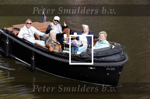 Amsterdam 17 september 2020
Ton en Hannie Veerkamp met hun zoon en vrienden aan het varen in de grachten van Amsterdam. Ze hebben een Maxima sloep