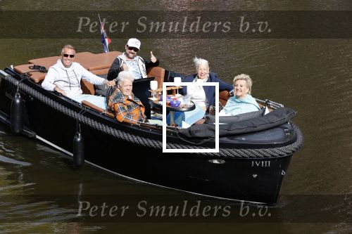 Amsterdam 17 september 2020
Ton en Hannie Veerkamp met hun zoon en vrienden aan het varen in de grachten van Amsterdam. Ze hebben een Maxima sloep