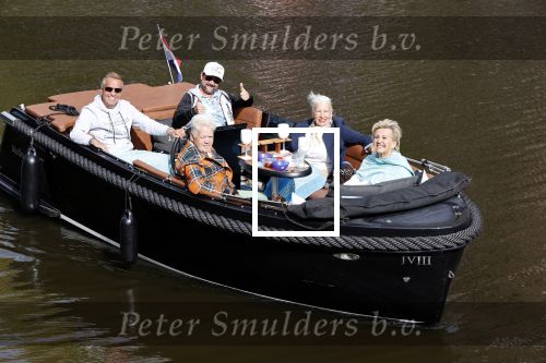 Amsterdam 17 september 2020
Ton en Hannie Veerkamp met hun zoon en vrienden aan het varen in de grachten van Amsterdam. Ze hebben een Maxima sloep