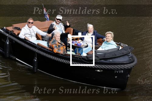 Amsterdam 17 september 2020
Ton en Hannie Veerkamp met hun zoon en vrienden aan het varen in de grachten van Amsterdam. Ze hebben een Maxima sloep