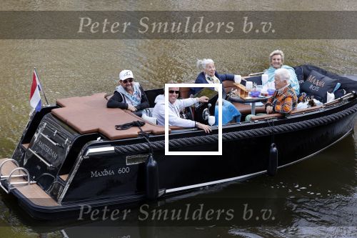 Amsterdam 17 september 2020
Ton en Hannie Veerkamp met hun zoon en vrienden aan het varen in de grachten van Amsterdam. Ze hebben een Maxima sloep