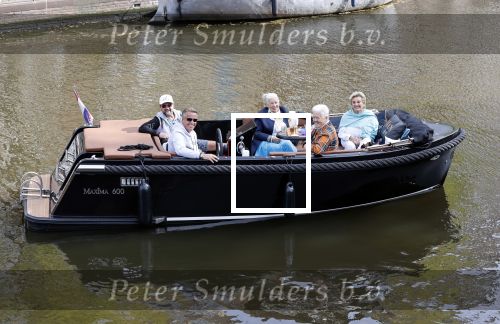 Amsterdam 17 september 2020
Ton en Hannie Veerkamp met hun zoon en vrienden aan het varen in de grachten van Amsterdam. Ze hebben een Maxima sloep