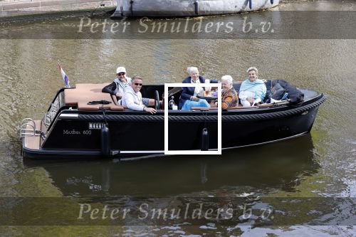 Amsterdam 17 september 2020
Ton en Hannie Veerkamp met hun zoon en vrienden aan het varen in de grachten van Amsterdam. Ze hebben een Maxima sloep