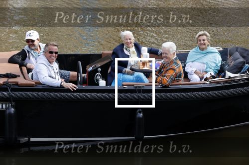 Amsterdam 17 september 2020
Ton en Hannie Veerkamp met hun zoon en vrienden aan het varen in de grachten van Amsterdam. Ze hebben een Maxima sloep