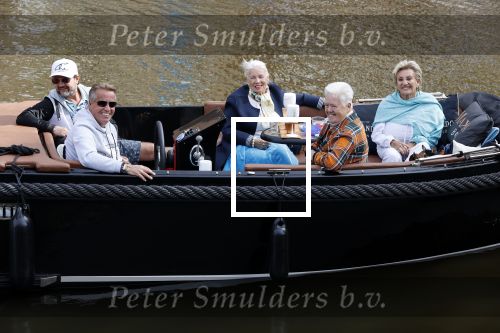 Amsterdam 17 september 2020
Ton en Hannie Veerkamp met hun zoon en vrienden aan het varen in de grachten van Amsterdam. Ze hebben een Maxima sloep