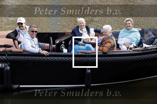 Amsterdam 17 september 2020
Ton en Hannie Veerkamp met hun zoon en vrienden aan het varen in de grachten van Amsterdam. Ze hebben een Maxima sloep