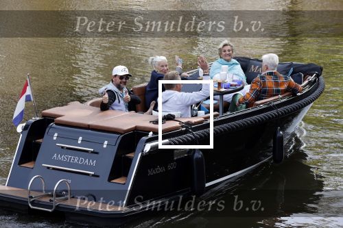 Amsterdam 17 september 2020
Ton en Hannie Veerkamp met hun zoon en vrienden aan het varen in de grachten van Amsterdam. Ze hebben een Maxima sloep